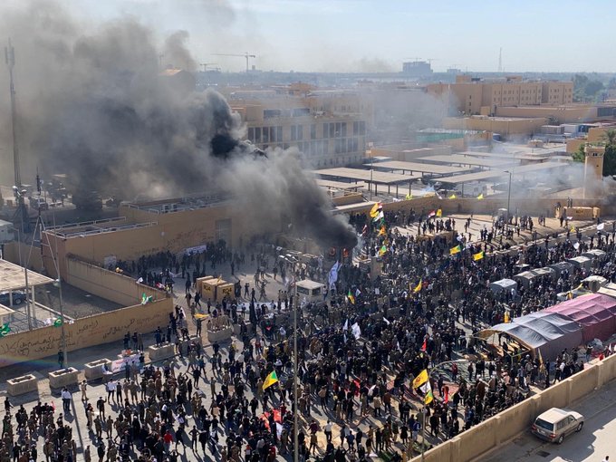 جانب من محاولة اقتحام السفارة الأميركية في بغداد من طرف الحشد الشعبي