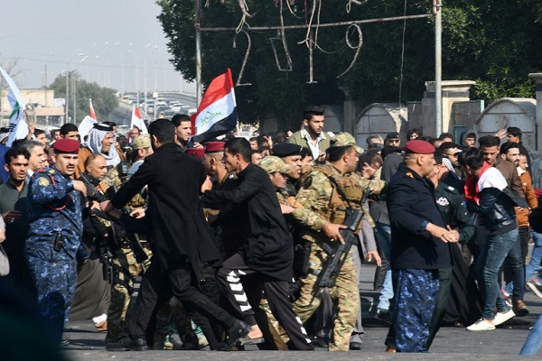 متظاهرون ضد الحكومة يشتبكون مع أنصار لقوات الحشد الشعبي الموالية لإيران في الناصرية بجنوب العراق في 5 يناير 2020