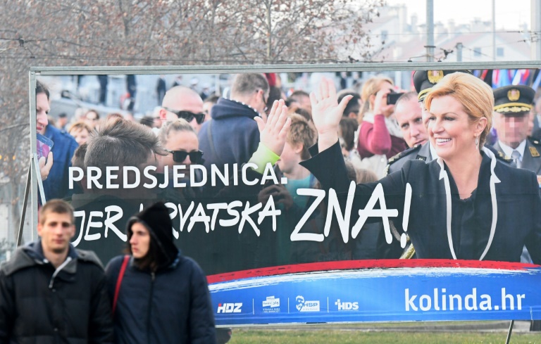 اعلان انتخابي يحمل صورة الرئيسة كولينجا غرابار كيتاروفيتش في العاصمة الكرواتية زغرب في 04 كانون الثاني/يناير 2020