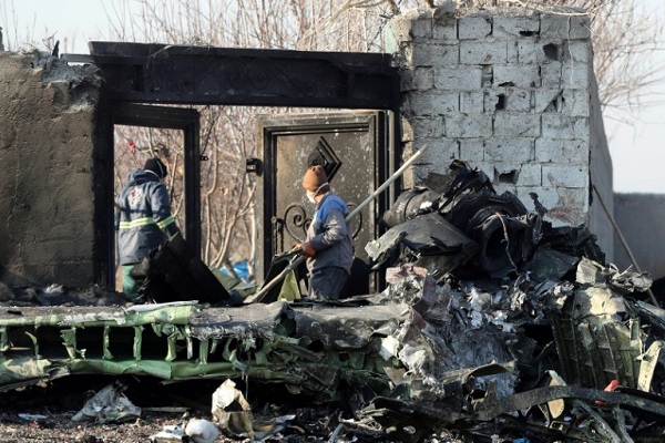 فرق الإنقاذ وسط الركام بعد تحطّم طائرة ركاب أوكرانية على متنها 176 راكبًا في طهران بتاريخ 8 ديسمبر 2020