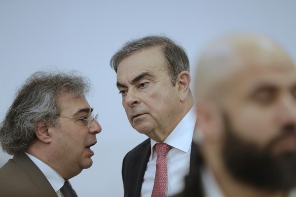 غصن ينصت الى محاميه في لبنان كارلوس أبو جودة على هامش المؤتمر الصحافي الذي عقده في 8 يناير 2019 في مقر نقابة الصحافة في بيروت