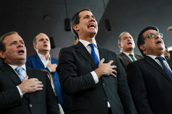 زعيم المعارضة الفنزويلية خوان غوايدو يؤدي النشيد الوطني مع أنصار ونواب من المعارضة خلال مؤتمر صحافي في مسرح إل هاتيلو في كراكاس، الثلاثاء 7 يناير 2020