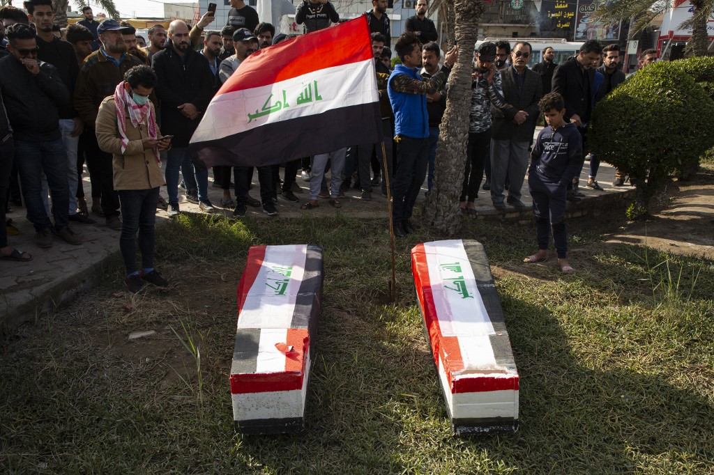 العراق يُشيّع صحافيين بارزين اغتيلا في البصرة