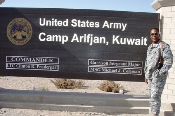 جندي أميركي أما بوابة معسكر عريفجان في الكويت - أرشيفية