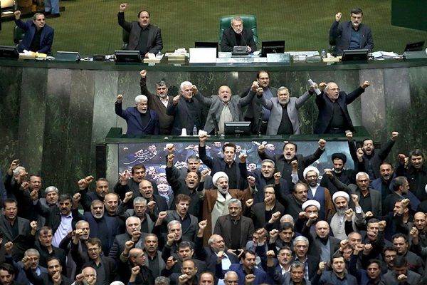 صورة موزعة يظهر فيها نواب في البرلمان الإيراني يصرخون 