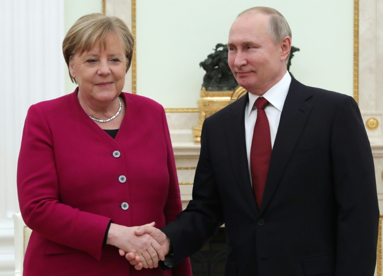 الرئيس الروسي فلاديمير بوتين يصافح المستشارة الألمانية أنغيلا ميركل في موسكو بتاريخ 11 يناير 2020