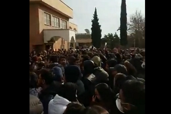تجمع طلاب وطالبات في جامعة 