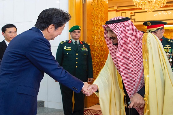 الملك سلمان بن عبد العزيز خلال استقباله رئيس وزراء اليابان شينزو آبي