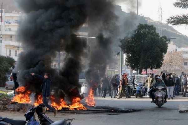 متظاهرون يحرقون الإطارات في طرابلس بشمال لبنان