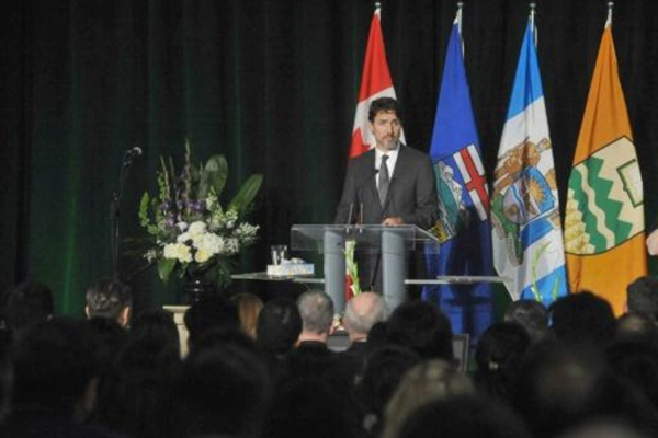 رئيس الوزراء الكندي جاستن ترودو يلقي كلمة في تأبين ضحايا الطائرة الأوكرانية التي تحطمت في إيران، في 12 يناير 2020 في إدمونتون