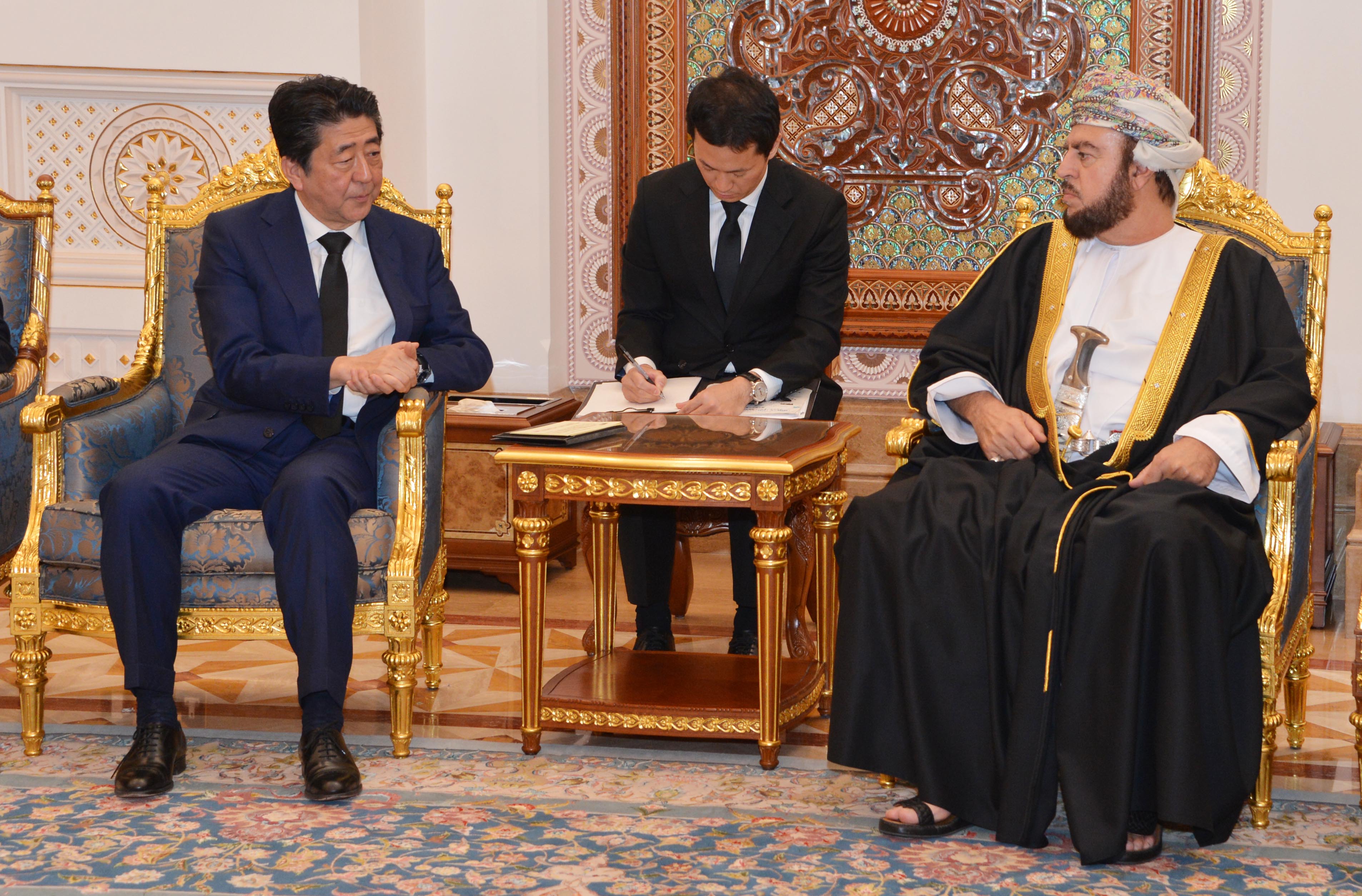 رئيس الوزراء الياباني يختتم جولته الخليجية في عُمان