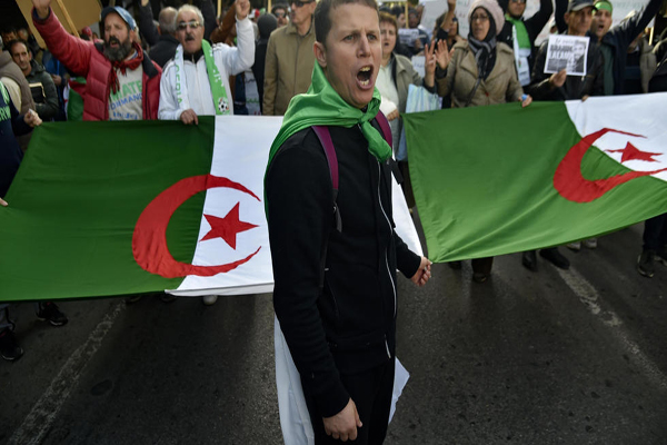 جزائريون يتظاهرون للأسبوع الـ48