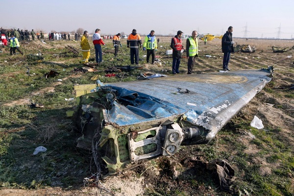فرق الانقاذ في موقع تحطم الطائرة الاوكرانية في طهران في 8 يناير 2020.