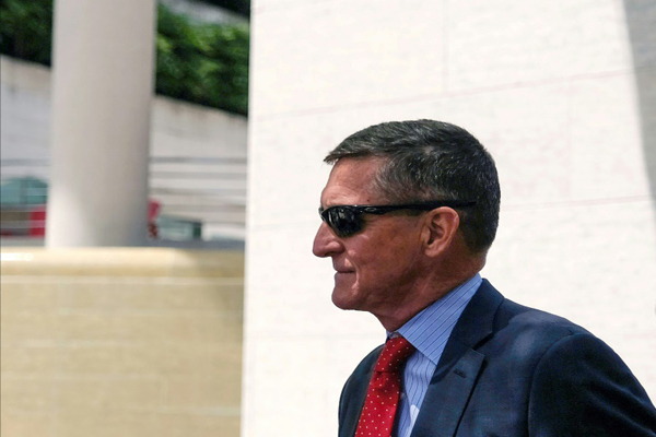 مايكل فلين، المستشار السابق للرئيس الأميركي دونالد ترمب، مغادرًا المحكمة في واشنطن، في 24 يونيو 2019