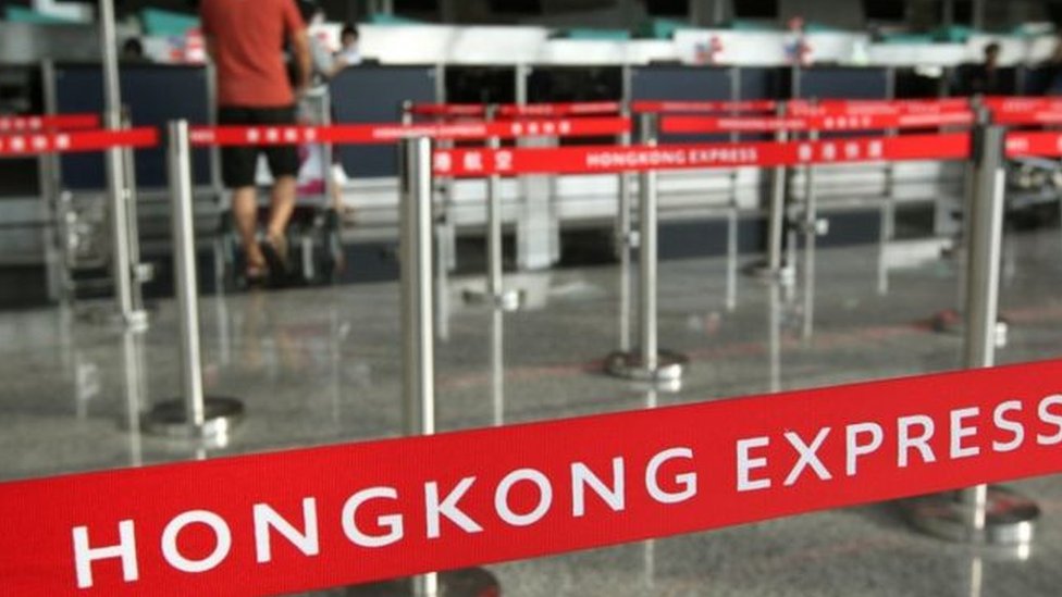 شركة طيران في هونغ كونغ تعتذر لراكبة بعد أن أجبرتها على إجراء اختبار حمل