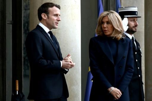 الرئيس الفرنسي إيمانويل ماكرون وزوجته بريجيت في قصر الإليزيه في باريس في 10 كانون الثاني/يناير 2020