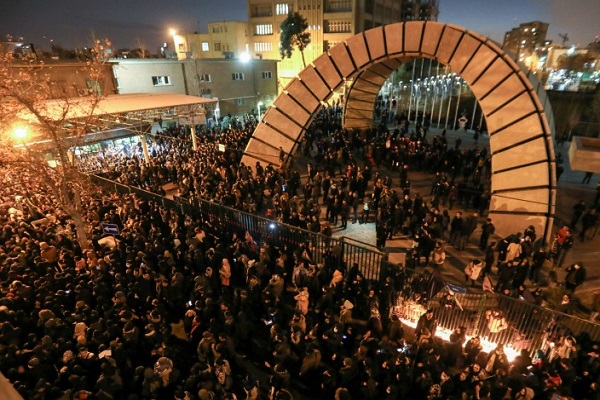 طلاب إيرانيون يتظاهرون ضد السلطات بعد تجمعهم تكريماً لضحايا الطائرة الأوكرانية، أمام جامعة أمير كبير في العاصمة طهران في 11 يناير 2020