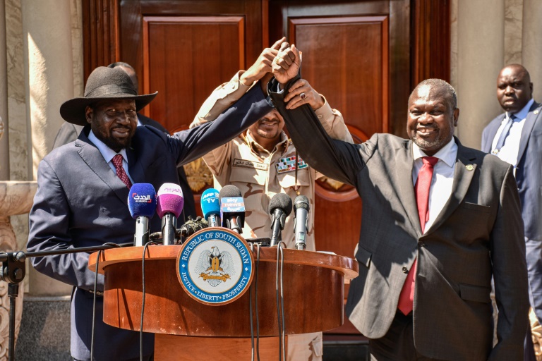 رئيس جنوب السودان سالفا كير (يسار) وزعيم المتمردين ريك مشار بعد جولة محادثات في جوبا 17 كانون الاول/ديسمبر 2019