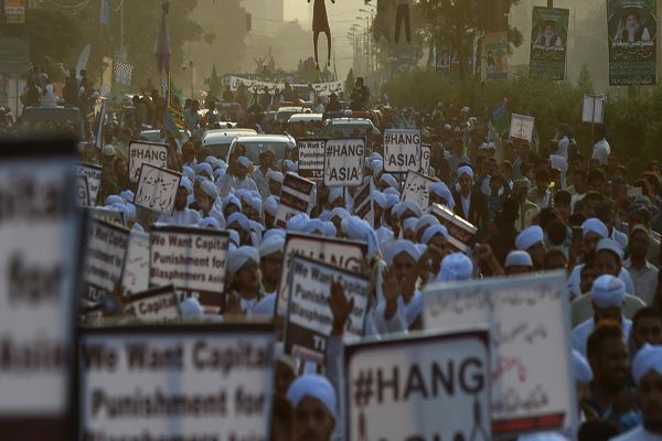 السجن لاكثر من 80 اسلاميا في باكستان تظاهروا ضد تبرئة آسيا بيبي