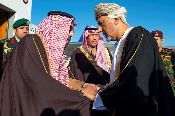 العاهل السعودي الملك سلمان بن عبدالعزيز يصل إلى عُمان