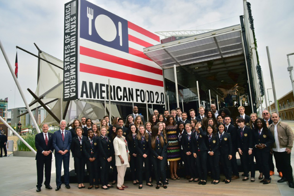 السيدة الأميركية الأولى ميشال أوباما تتوسط الموظفين والمسؤولين عن الجناح الأميركي في إكسبو ميلانو عام 2015