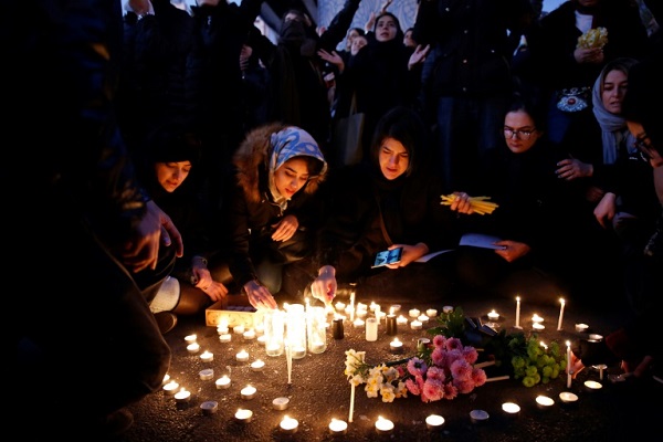 إيرانيون يضيئون الشموع تكريماً لضحايا الطائرة الأوكرانية أثناء تظاهرة في طهران في 11 يناير 2020