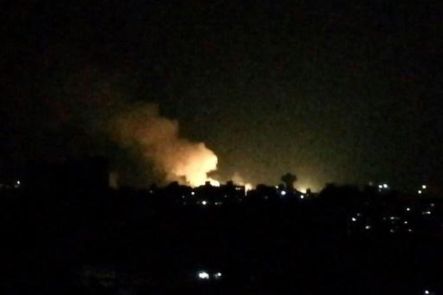 صورة ملتقطة من شريط فيديو لوكالة فرانس برس تظهر الدخان يتصاعد من مبنى قرب دمشق ليل 1 تموز/يوليو 2019