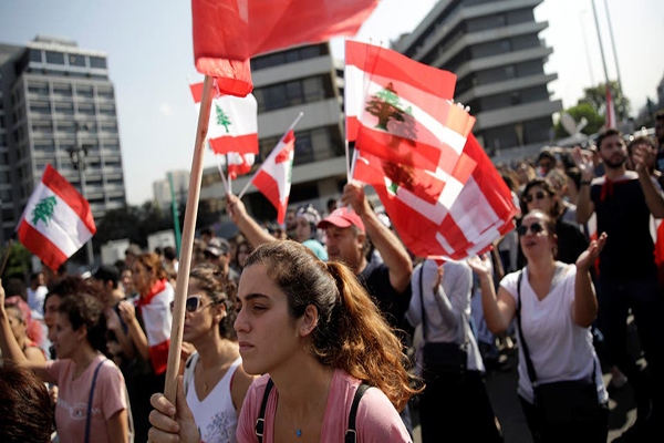 لبنان سيتجه إلى انهيار كامل مع استمرار أزمته