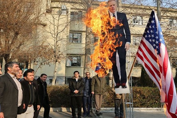 حرق دمية للسفير البريطاني في طهران احتجاجا 