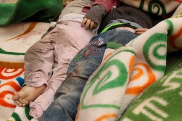 جثتا طفلتين داخل مستشفى في شمال غرب سوريا في 18 كانون الثاني/يناير 2020 بعد مقتلهما مع والديهما وطفل آخر بغارة روسية على قرية في ريف حلب الغربي وفق المرصد السوري لحقوق الإنسان.