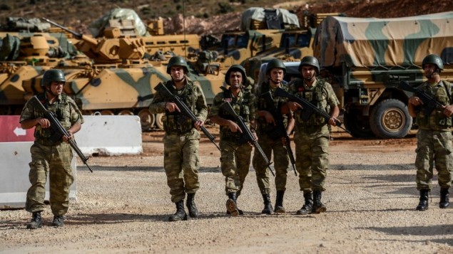توضيحية: جنود اتراك ومركبات مدرعة على الحدود التركية السورية، 10 اكتوبر 2017 (ILYAS AKENGIN / AFP)