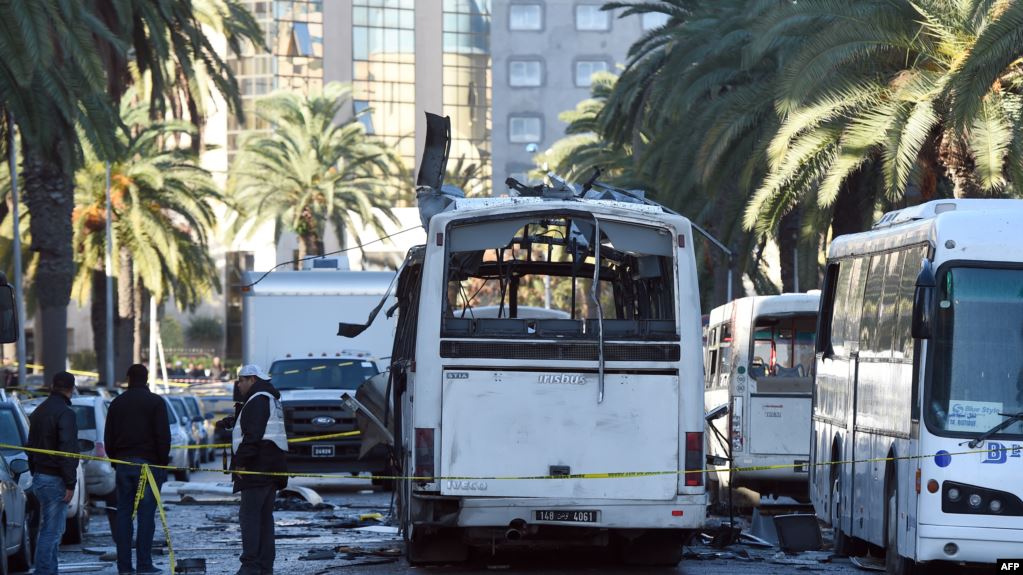 مخلفات تفجير حافلة الأمن الرئاسي في تونس