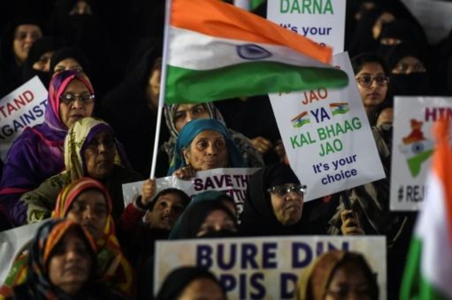نساء يحملن لافتات وأعلاما أثناء احتجاج على قانون المواطنة الجديد، مومباي، 17 كانون الثاني/يناير 2020