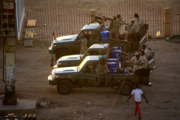 عناصر من جهاز المخابرات العامة السوداني يطلقون النار في الهواء في مقر الجهاز - الخرطوم في 14 يناير 2020