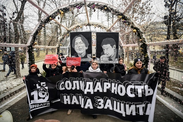 نشطاء روس يرفعون شعار: بوتين إرحل!