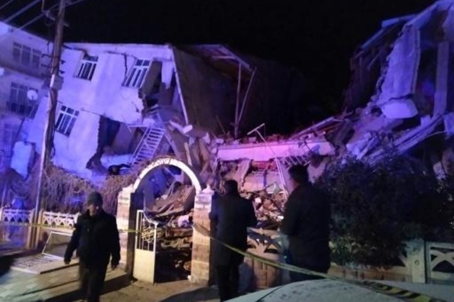 فرق الإنقاذ والشرطة عند مبنى انهار جراء الزلزال الذي وقع في إلازيغ في شرق تركيا بتاريخ 24 كانون الثاني/يناير 2020