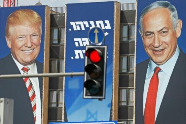 لافتة دعائية انتخابية على وجه بناية سكنية في القدس تظهر الرئيس الأميركي ترمب ورئيس الوزراء الإسرائيلي
