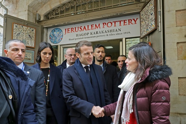 الرئيس الفرنسي غيمانويل ماكرون يحيي سيدة خلال تجواله في البلدة القديمة في القدس الشرقية المحتلة في 22 يناير 2020