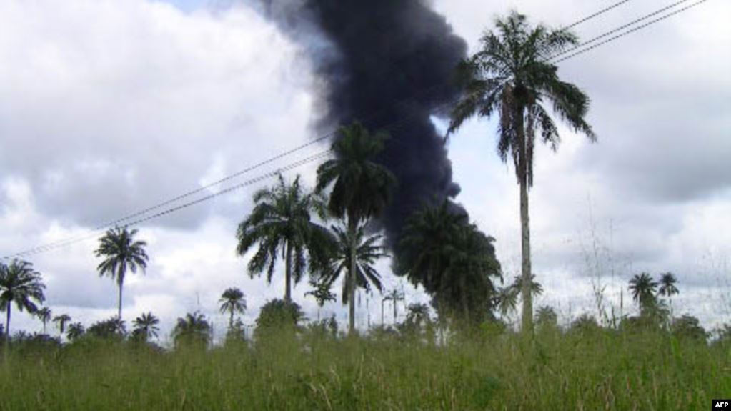 الدخان يتصاعد من منطقة شهدت تسربا نفطيا في جنوب نيجيريا- أرشيف