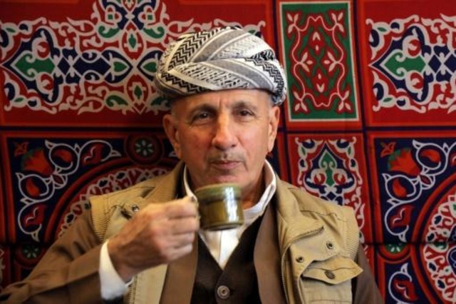 رجل عراقي كردي يشرب القهوة السورية في السوق الرئيسي في أربيل، مركز إقليم كردستان العراق