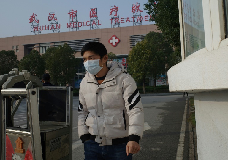 رجل يغادر مستشفى في ووهان في الصين في 12 كانون الثاني/يناير 2020