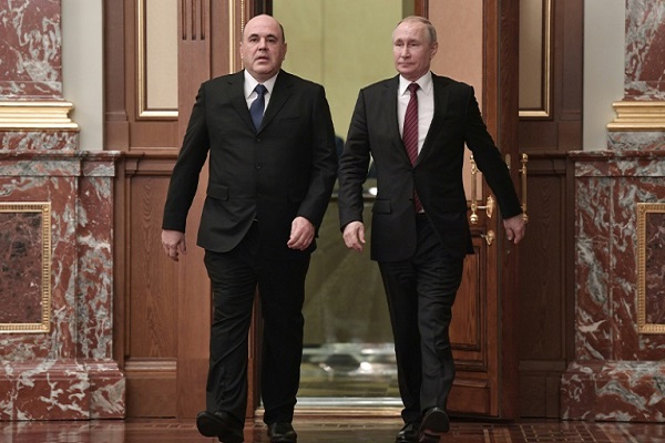 الرئيس الروسي فلاديمير بوتين ورئيس الوزراء الجديد ميخيائيل ميشوستين يتوجهان للقاء اعضاء الحكومة الجديدة في موسكو في 21 يناير 2020