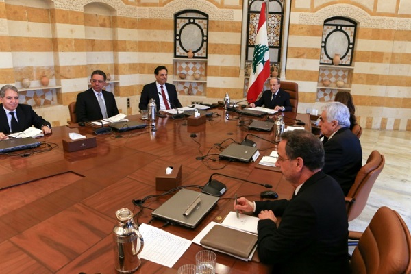 الرئيس اللبناني ميشال عون (وسط) مترئسا أول اجتماع لحكومة حسان دياب (الثالث من اليسار) في قصر بعبدا