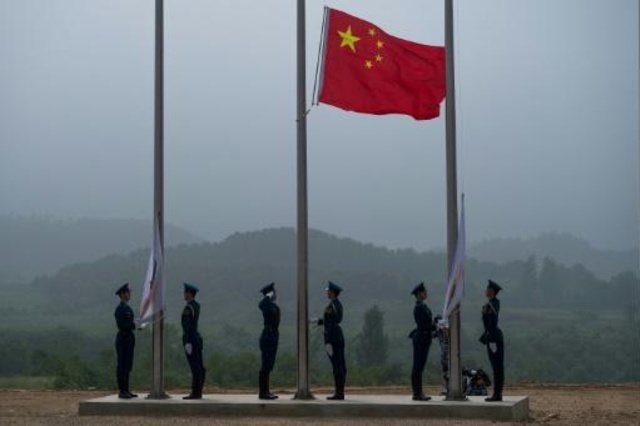 صورة التقطت في 30 تموز/يوليو 2017 لرفع العلم الصيني خلال مراسم افتتاح العاب الجيش الدولية في غوانغشوي في ولاية هوبي وسط الصين