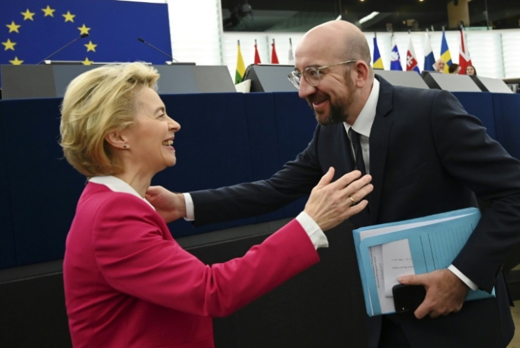 رئيسا المفوضية والمجلس الأوروبيين يوقعان اتفاق بريكست