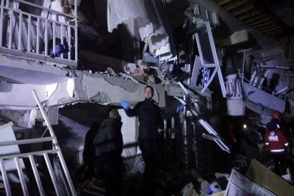 18 قتيلًا جراء زلزال قوي ضرب شرق تركيا