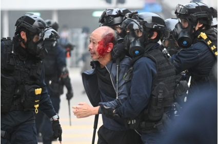جرح عناصر شرطة أثناء تفريق تظاهرة في هونغ كونغ