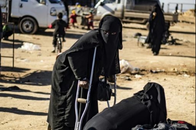 فرنسية قدمت نفسها باسم أمل (25 عاما) في 14 كانون الثاني/يناير 2020 في مخيم الهول في شمال شرق سوريا الذي يؤوي افراد عائلات عناصر من تنظيم الدولة الإسلامية