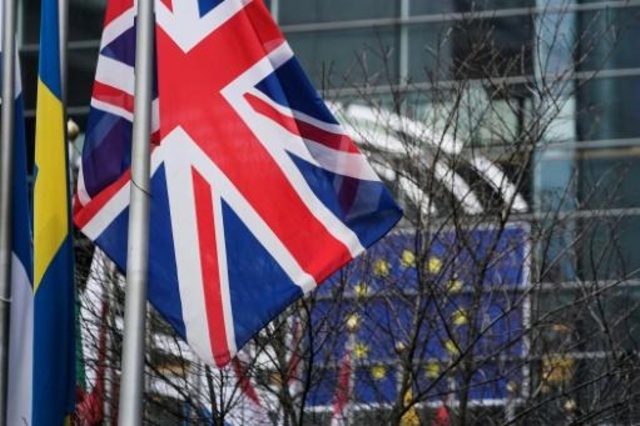صورة التقطت بتاريخ 23 كانون الثاني/يناير 2020 تظهر علم الاتحاد الأوروبي والعلم البريطاني أمام مقر البرلمان الأوروبي في بروكسل