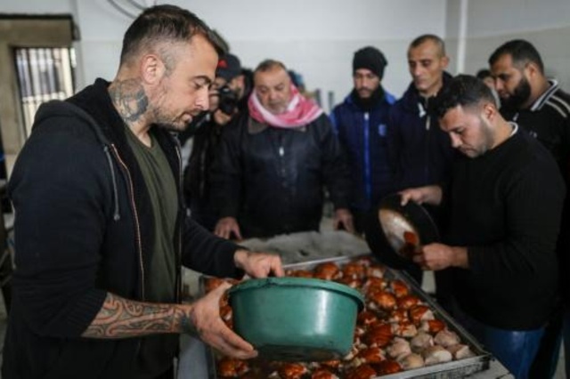 الطاهي الايطالي غابرييل روبيني خلال تدريبه سجناء فلسطينيين في قطاع غزة